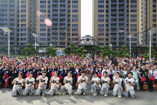 高雄市府於市府四維行政中心舉行國慶升旗典禮，高雄市長陳其邁讚揚高雄市民在面對挑戰時展現的團結與堅韌。（圖：高雄市府提供）