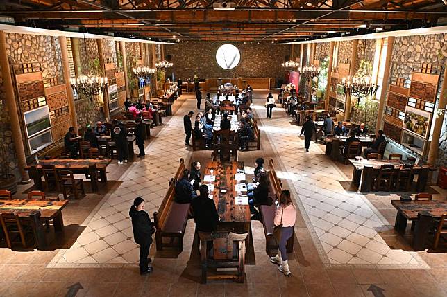 Tourists taste wine at a winery in Yinchuan, northwest China's Ningxia Hui Autonomous Region, Oct. 23, 2024. (Xinhua/Mao Zhu)