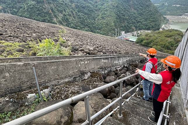 近日嘉南地區地震頻傳，南區水資源分署針對曾文水庫安全進行特別檢查，經複查及連續三日監控，確認安全及供水正常。（南水分署提供／中央社）