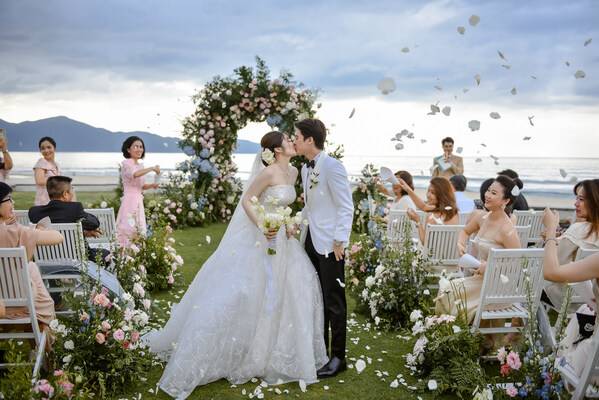 Beachfront wedding at Hyatt Regency Danang Resort and Spa