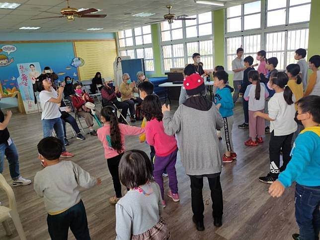 三江國小辦理聖誕英語聯歡會，進行英語歌唱跳活動，並邀請長輩與學生同樂。　（記者張誼攝）