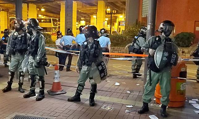 一批防暴警察封鎖大埔連儂牆傷人案現場調查