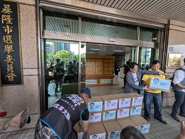 基隆絕沛遞交罷免連署書給基隆市選委會受理。（記者張上耕攝）