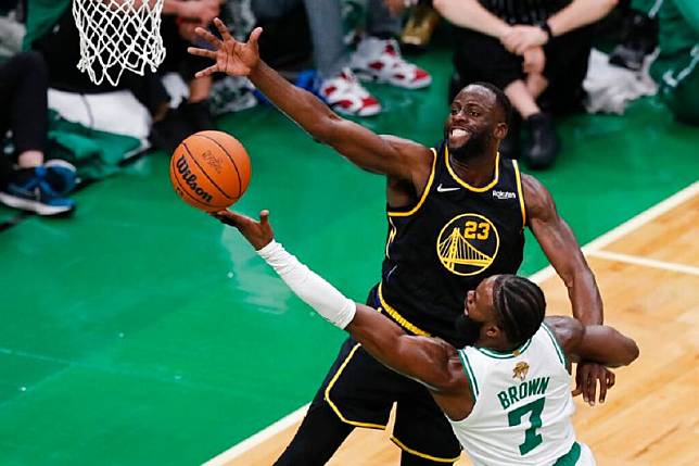 勇士明星大前鋒Draymond Green封阻對手上籃。