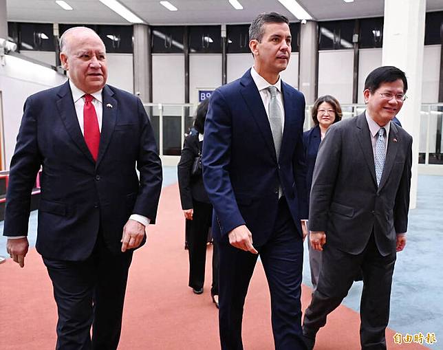 友邦巴拉圭總統貝尼亞(Santiago Peña)(中)今日率團來台國是訪問，外交部長林佳龍前往桃園機場歡迎貝尼亞一行。(記者朱沛雄攝)