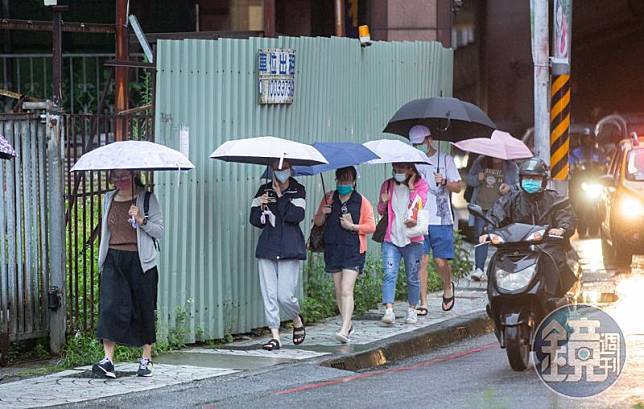 今（26日）受華南雲系東移影響，水氣稍增，中部以北及東半部雲量偏多，局部地區有零星飄雨。