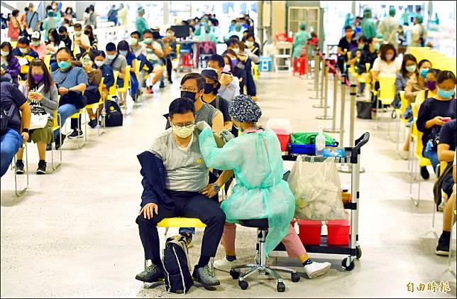 台北花博爭艷館疫苗接種站27日持續為民眾施打COVID-19疫苗。(記者廖振輝攝)