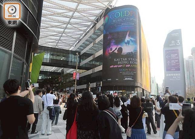 Coldplay在啟德體育園舉行演唱會，吸引不少市民入場。