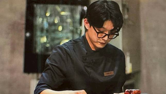 《黑白大廚》「三星」姜勝元近日遭前妻、前女友聯手爆料是一名劈腿渣男，人設大崩壞。翻攝畫面