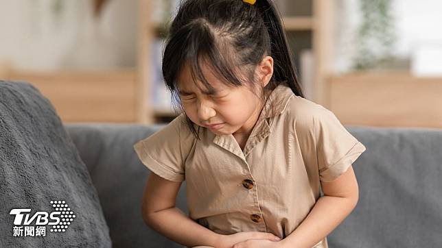 女童將瓜子全部嚼碎咽下去導致腹痛及便秘。（示意圖／達志影像Shutterstock）