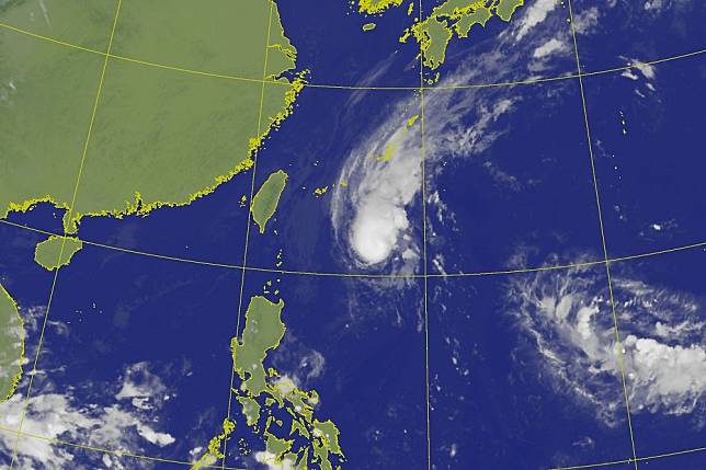「浣熊」颱風（中間氣旋）經氣象局預測，即將前往日本，但21號颱風「雷馬遜」（右邊熱帶低氣壓）若生成，可能會對台灣、菲律賓造成影響。（取自中央氣象局）
