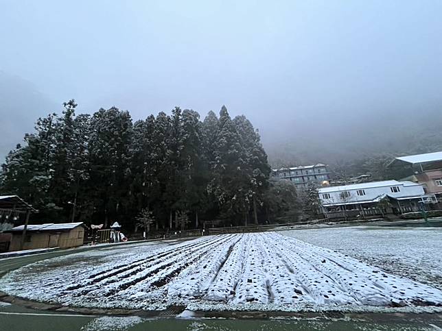 竹縣新光國小因積雪，十八日停課一天。（新光國小提供）