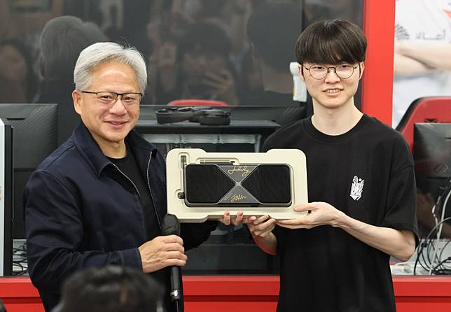 AI教父黃仁勳與電競之神Faker同台，備受矚目。(達志影像)