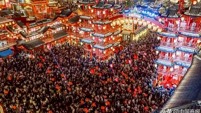 中國五一小長假期間，預計每日有3億人次流動，各大運輸站和景點全都擠爆人潮。翻攝百度/新浪網