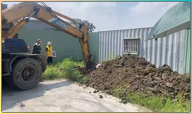 時力立委陳椒華質疑台南市學甲爐渣案25日率隊到場動用挖土機開挖。(臉書)