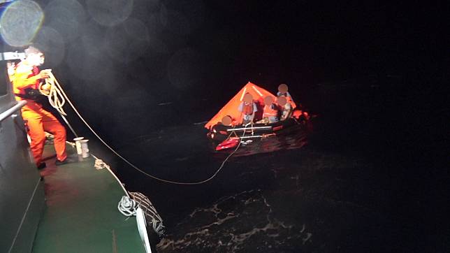 我國籍貨輪「大發1號」4/26凌晨遭撞沉（圖為海巡署救援情況）。   圖：海洋委員會海巡署／提供