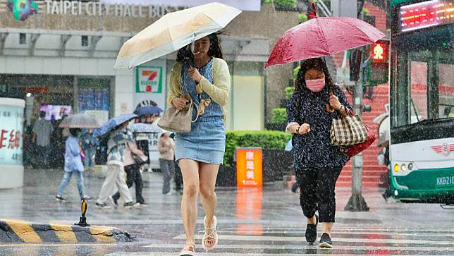 今天下午3縣市發布大雨特報。廖瑞祥攝