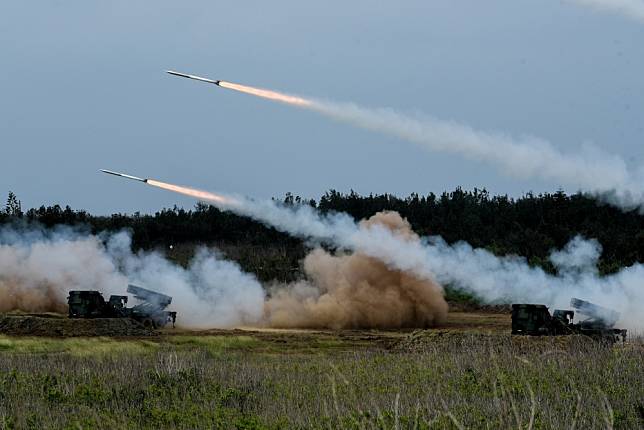 陸軍雷霆2000多管火箭(如圖)性能提升案，國防部已編列預算由中科院在3年內，分別完成射程超過100公里以及200公里的兩型遠程火箭系統。（攝影：葉信菉）