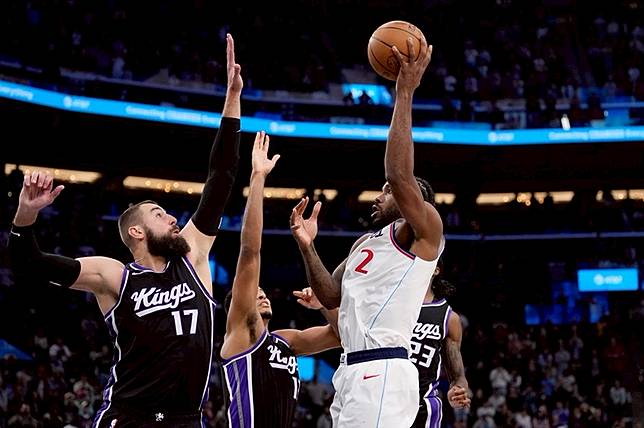 之前再鐵都沒差！Kawhi Leonard左手拋投絕殺　快艇延長賽氣走國王