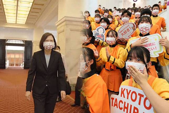 總統蔡英文現身，讓日本京都橘高校吹奏部學生大感驚喜，現場尖叫聲四起。(圖取自蔡總統推特，本報合成)