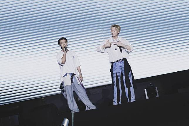 感受到高雄櫻花季台下粉絲的熱情互動後，韓團Super Junior子團D&E成員東海（左）和銀赫（右）笑說考慮未來要在高雄辦演唱會。（寬寬整合行銷提供）中央社記者葉冠吟傳真 113年3月25日  
