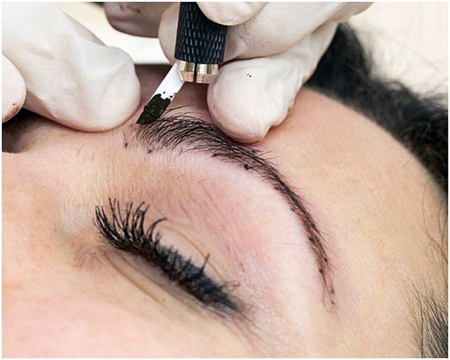 紋眉、紋眼線或植睫毛等美容服務效果，一般只能維持一段時間。網圖
