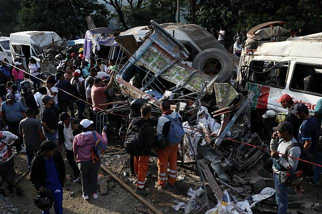 2026年4月25日，哥倫比亞卡希比奧的泛美公路發生公車爆炸事件，造成至少10多人死亡，民眾在現場找尋親人的身影。美聯社