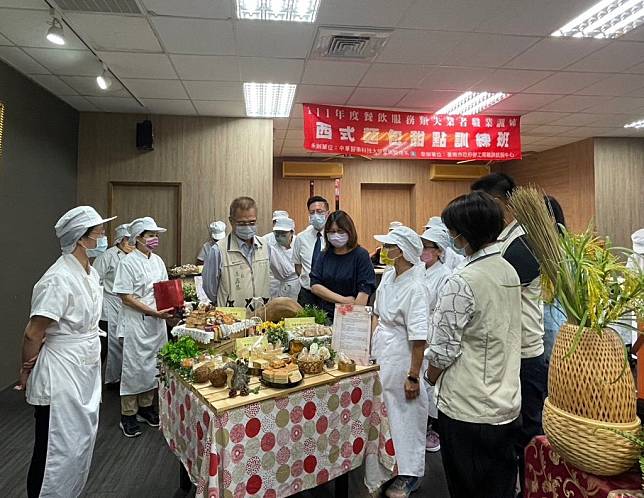 中華醫大西式麵包甜點訓練班結訓，學員秀成果，並製作愛心餐盒關懷獨居老人。（記者黃文記攝）