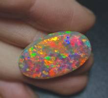 「歐泊」（Opal，寶石學名「歐泊」，也叫「蛋白石」或「澳寶」）是一種由二氧化矽經水溶蝕後形成的寶石。澳大利亞是蛋白石出產最多的國家，蛋白石也是澳大利亞的「國石」。（「歐泊」寶石意示圖）   圖：翻攝自百度百科