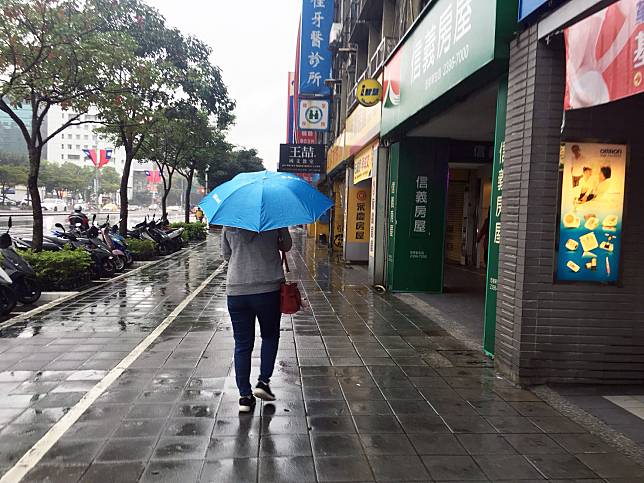 今（22）日北部及東半部地區仍有短暫雨，民眾外出要記得帶傘   圖：陳沛婍／攝