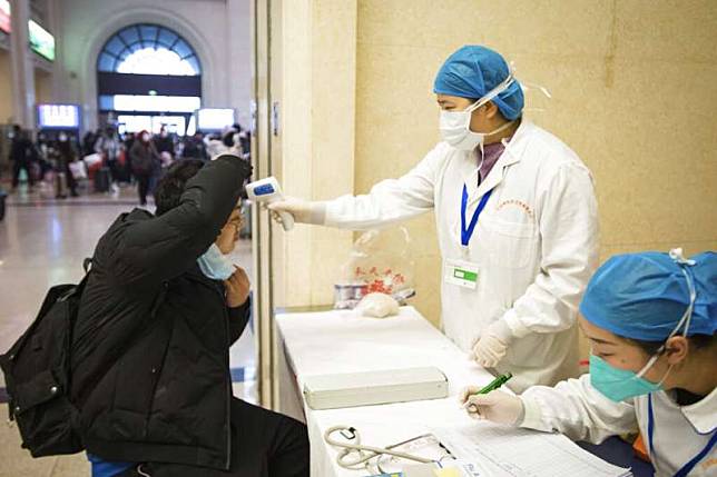 武漢肺炎疫情急遽蔓延，漢口火車站正在進行旅客體溫檢測。（美聯社）