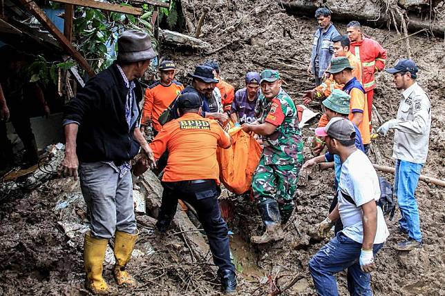 Rescuers transfer a body pack of victim after a landslide hit Semangat Gunung village in Karo Regency, North Sumatra Province, Indonesia, Nov. 25, 2024. (Alberth Damanik/Xinhua)