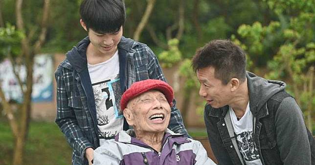 【娛樂TeaTime】攜子送愛心　郭子乾暖圈94歲粉絲