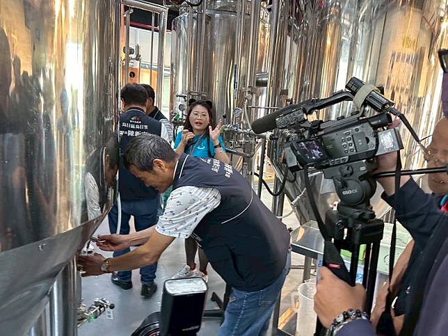 烏日啤酒廠推出「烏日啤酒嘉年華」系列活動，安排民眾實際走訪參觀啤酒廠，參與知趣豐富的導覽遊程，遊客近距離體驗啤酒的生產過程。（烏日啤酒廠提供）