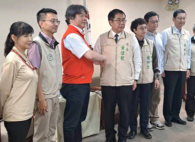 疾管署南區管制中心主任李翠鳳（左）具公衛專長，她將接任台南市衛生局長。（本報資料照片）