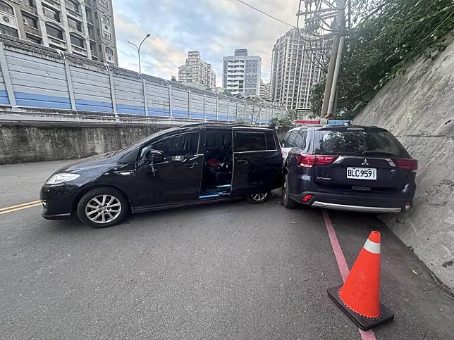 新北市新店區14日下午發生碰撞車禍，原本側翻的車輛（左車）翻正後竟滑下坡道撞上警車。（圖／翻攝畫面）