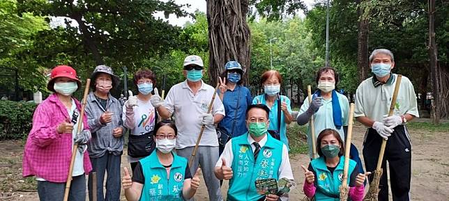 台南公園志工隊十八歲，十八年來掃遍東區大小公園，齊心為市民打造良好的生活環境。（記者林雪娟攝）