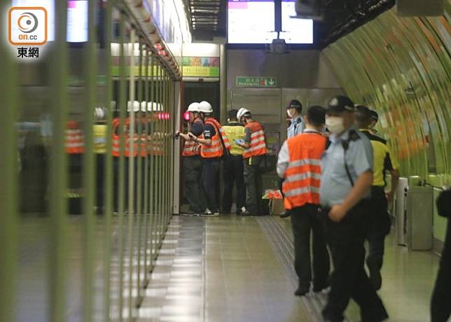 港鐵人員到月台了解情況。(馬竟峯攝)