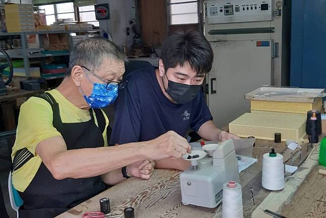 七十歲的阿坤師(左)將寶貴的技術與經驗傳授給後輩。（記者黃志炫攝）