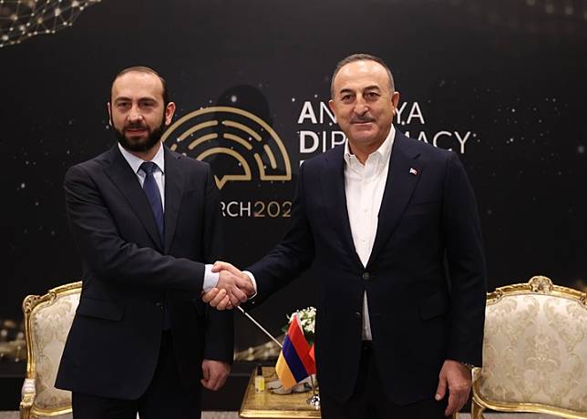 Armenian Foreign Minister Ararat Mirzoyan (L) shakes hands with his Turkish counterpart in Antalya,Türkiye, on March 12, 2022. (Xinhua)