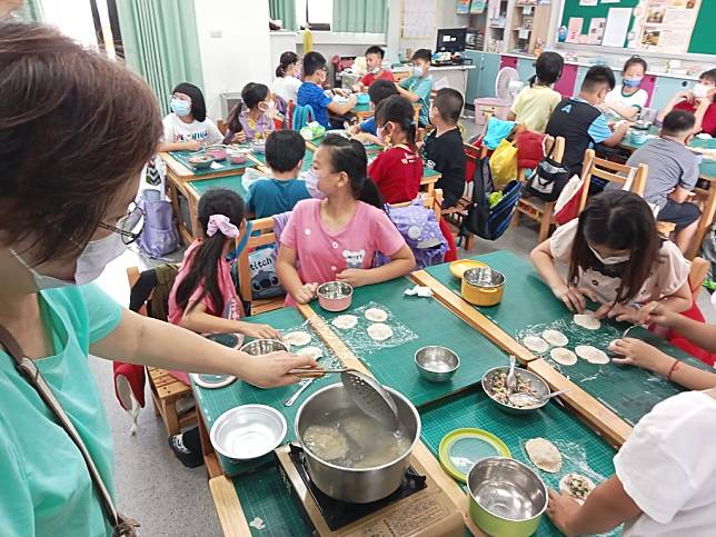 小新學生學著做義式水餃沾在地的芝麻白醬。（記者張淑娟攝）