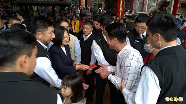 總統蔡英文到台南新營太子宮發福袋。(記者王俊忠攝)