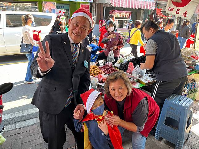 聖誕踩街路行經旗山老街，收到糖果的民眾開心不已。