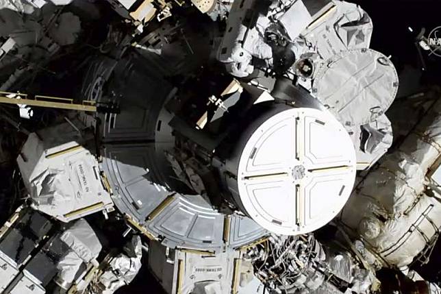 2019年10月18日，NASA派出兩位女太空人克莉絲蒂娜．柯克與潔西卡．梅爾替國際太空站修補太陽能電池，完成史上首次「全女性太空漫步」。（AP）