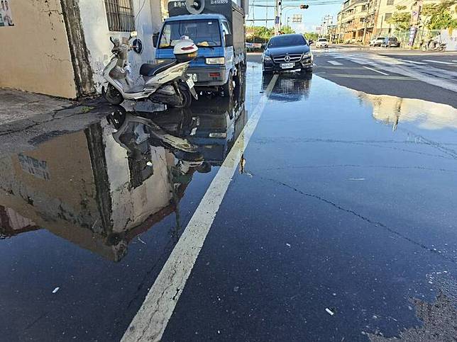 東港大成路週遭今天又水漫道路。(葉而項提供)