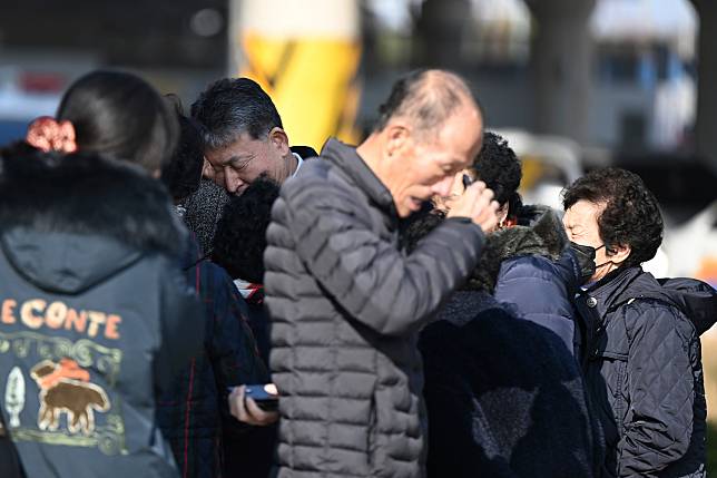 濟州航空一架客機失事，乘客家屬崩潰流淚。（圖／美聯社）