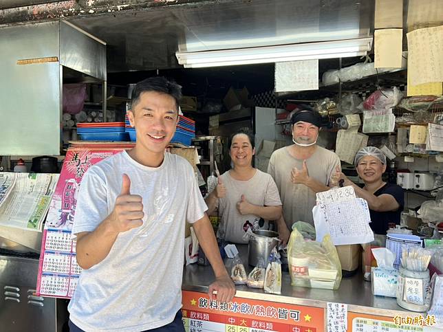 楊皓崴(左)與認識超過10年的早餐店老闆夫妻及員工開心合影。(記者李紹綾攝)