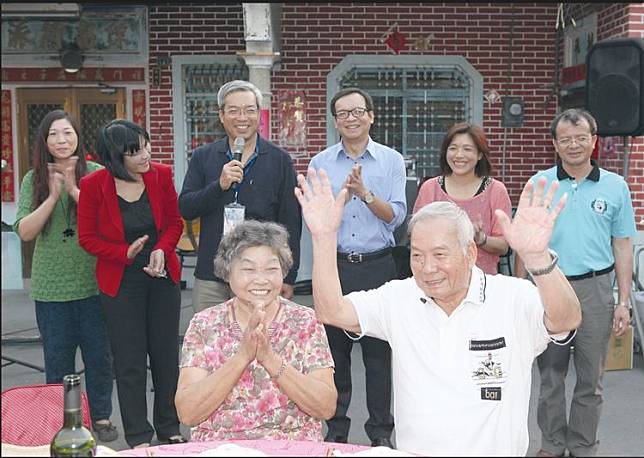 財訊傳媒董事長謝金河(後排左三)的父親(前排右)罹喉癌不幸於1/16安詳離世。翻攝自謝金河臉書