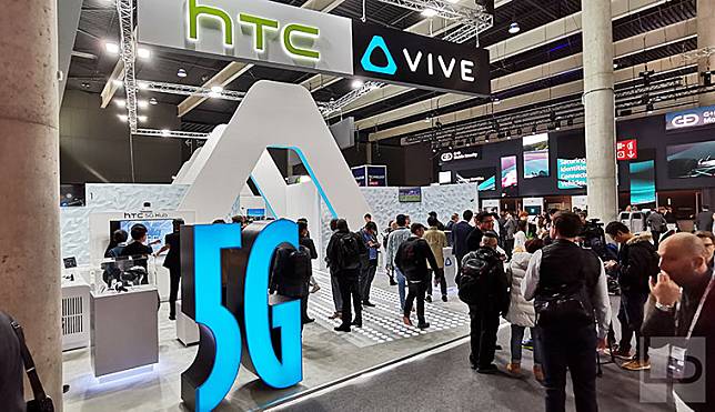 HTC展出5G mobile smart hub行動基地台與具備6DoF控制器的VIVE Focus Plus一體機