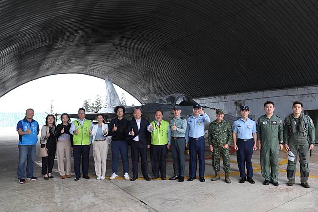 立法院外交及國防委員會考察空軍天駒部隊，慰勉官兵戰備辛勞。（軍聞社記者蔡枋澐攝）